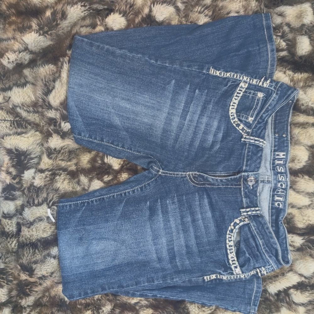 Miss chic embellished jeans!!❤️ Cute rhinestone pocket detail but not too much!